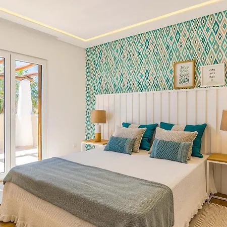 Gale Sleeps 8 Air Con Wifi Villa Patroves